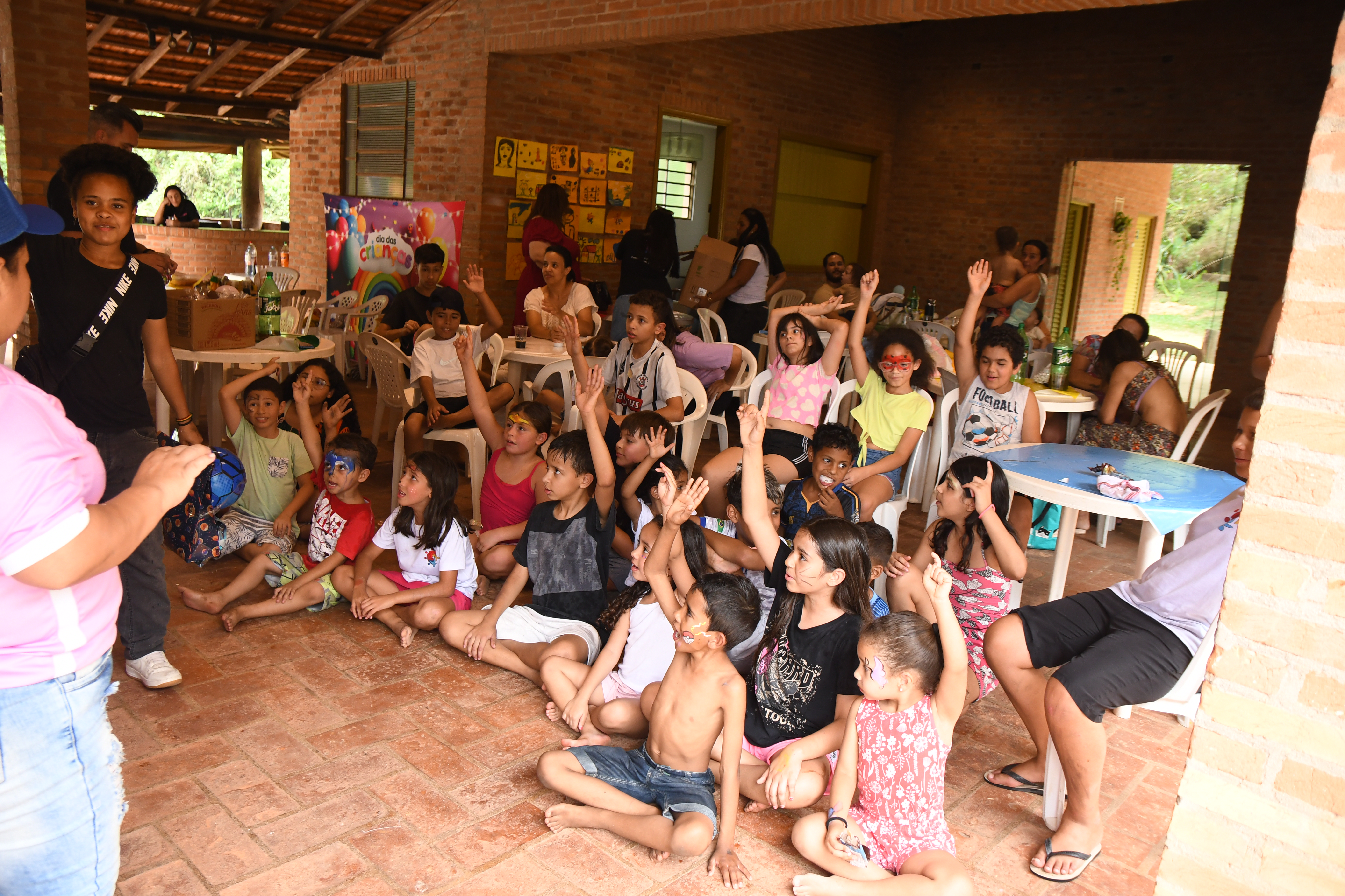 Crianças reunidas durante as atividades do evento